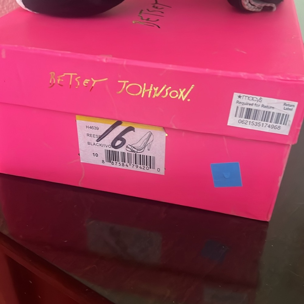 Like new Betsey Johnson “Reese” Heels - Picture 4 of 8